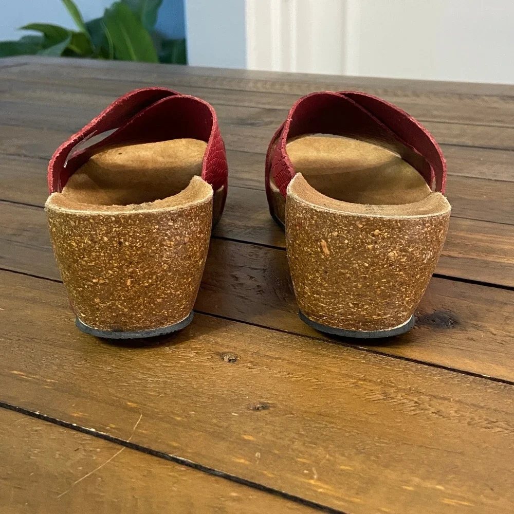 Lola Sabbia for Eric Michael Red Snakeskin Embossed Cork Wedge Sandals Size 37